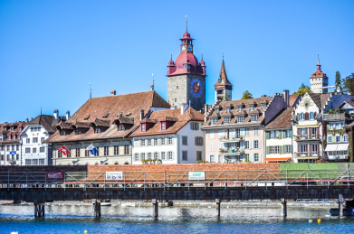 瑞士卢塞恩水塔花桥风光