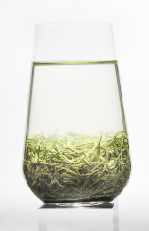 泡在玻璃杯里的信阳毛尖