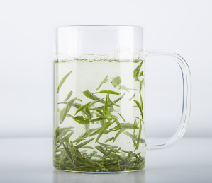 泡在玻璃杯里的信阳毛尖