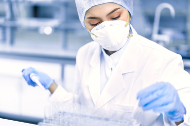 科学家在生物安全实验室内做实验