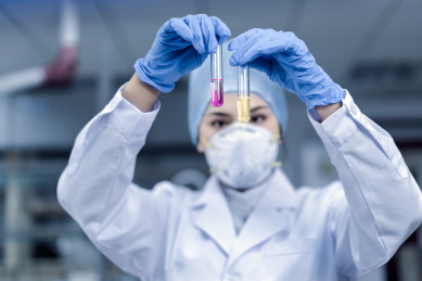 科学家在生物安全实验室内做实验