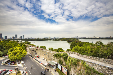 南京玄武湖畔的台城古城墙