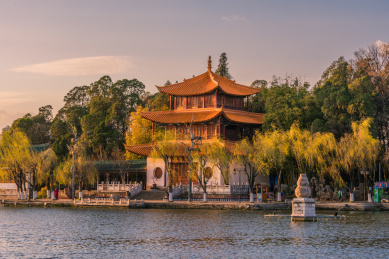 傍晚的云南昆明大观楼公园风光