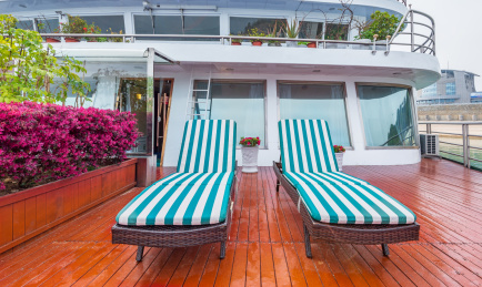 长江三峡邮轮船头局部