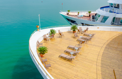 长江三峡邮轮船头局部