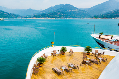 长江三峡邮轮船头局部