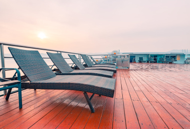 邮轮顶部甲板日出