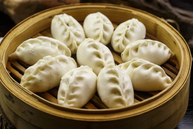 现包的传统沙县蒸饺装在笼屉里