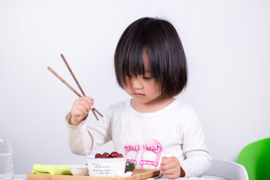 拿筷子的小女孩