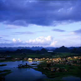 普者黑的云彩和光线