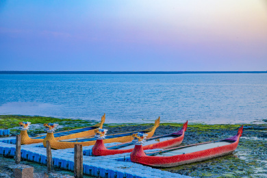 大海和一排龙舟