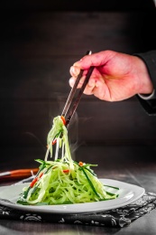 白色盘子里的素炒笋丝