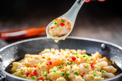 平底锅里的蒜泥虾仁