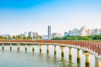 湛江市金沙湾的桥与楼