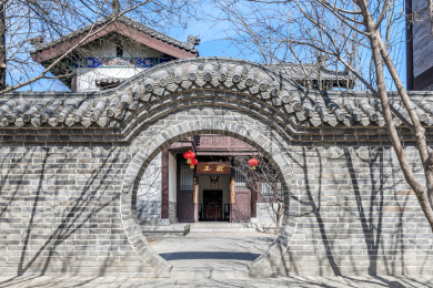 山东阳谷狮子楼景区内的古典园林月亮门