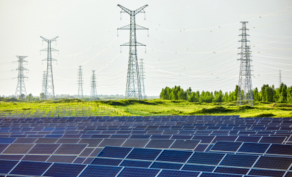 户外的太阳能光伏基地与高压电线