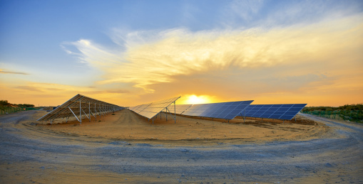 建设在沙漠中的太阳能光伏