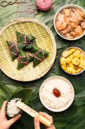 制作鲜肉粽子的场景