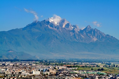 云南丽江古城的全景和玉龙雪山