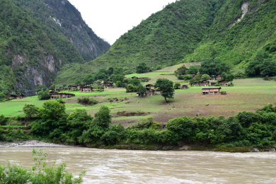 怒江大峡谷雾里村风光