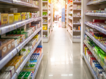 药店货架上的各类药品