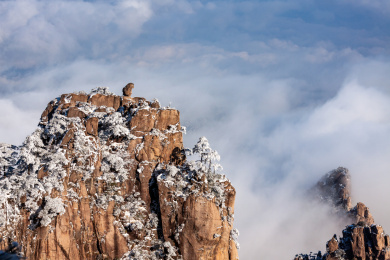 中国安徽黄山风景区，冬日雪后奇峰怪石林立、云雾飘渺宛若仙境