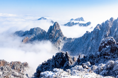 中国安徽黄山风景区，冬日雪后奇峰怪石林立、云雾飘渺，宛若仙境