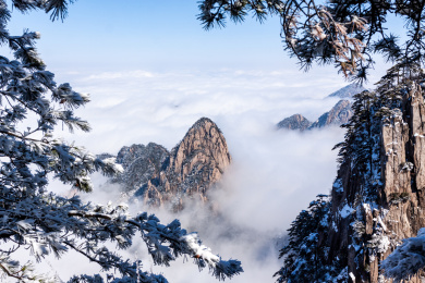 中国安徽黄山风景区，冬日雪后奇峰怪石林立、云雾飘渺，宛若仙境