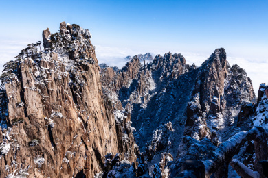 中国安徽黄山风景区，冬日雪后奇峰怪石林立、云雾飘渺宛若仙境