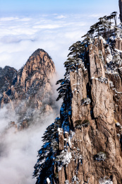 中国安徽黄山风景区，冬日雪后奇峰怪石林立、云雾飘渺宛若仙境