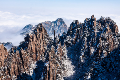 中国安徽黄山风景区，冬日雪后奇峰怪石林立、云雾飘渺宛若仙境