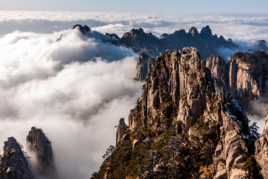 中国安徽黄山风景区，冬日雪后奇峰怪石林立、云雾飘渺宛若仙境