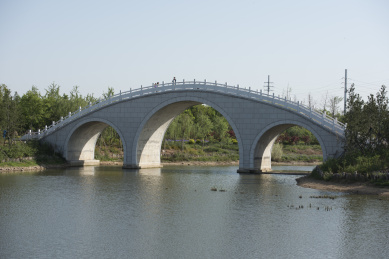 中国河北省邯郸市峰峰矿区清泉公园里的桥