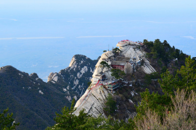 中国陕西省华山景区从南峰顶俯瞰西峰