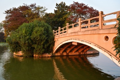 中国江苏省南京市玄武湖公园的一座小桥