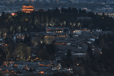 中国云南省丽江市夜晚的丽江古城