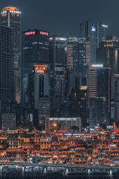 中国重庆市夜幕下的洪崖洞和高楼群