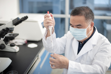 一个男性科学研究员在实验室里做实验