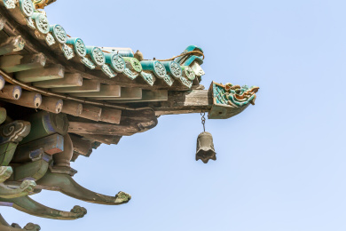 山西省平遥古城城隍庙内的古建筑彩绘屋檐斗拱构件