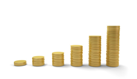 白色背景上由低到高排列的金币