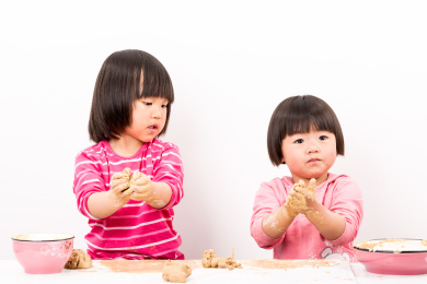 玩陶泥的小女孩