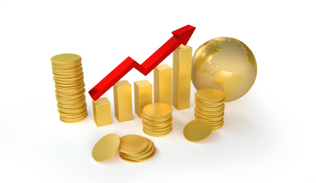 红色箭头和一堆金币放在白背景上