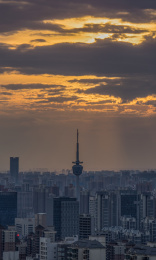 中国西安西部之光电视塔傍晚风光