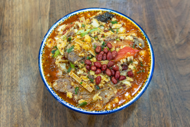 瓷碗里的小炒泡馍