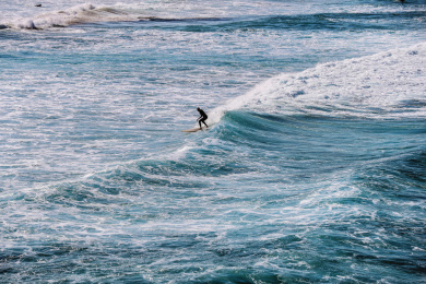 海平面冲浪的男人
