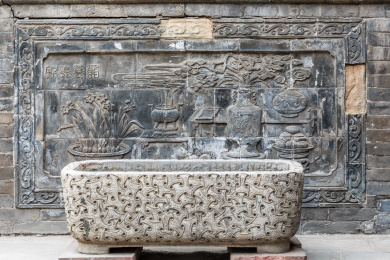 山西省平遥古城清代古民居马家大院内的灰砖墙砖雕