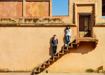 年轻中国情侣在印度阿格拉的法塔赫布尔西格里堡玩乐