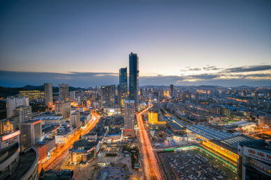 中国辽宁省大连市火车站夜景城市风光