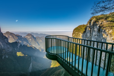 湖南省张家界市天门山景区玻璃栈道建筑景观