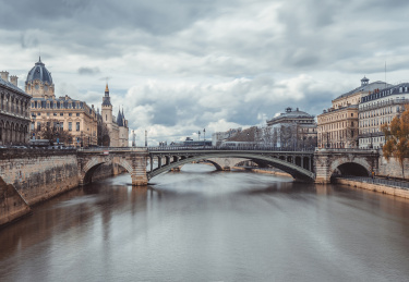 法国巴黎塞纳河河畔城市风光
